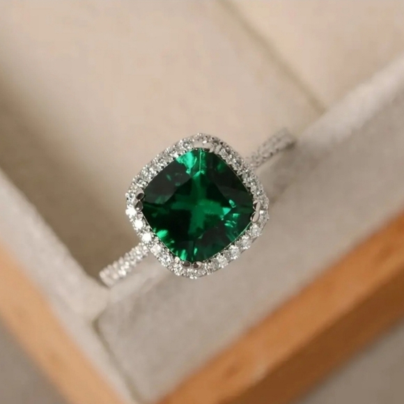 Beautiful Gemstone Ring - Picture 3 of 3